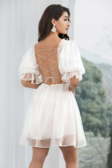 Pequeño vestido blanco plisado de tul con espalda con cordones